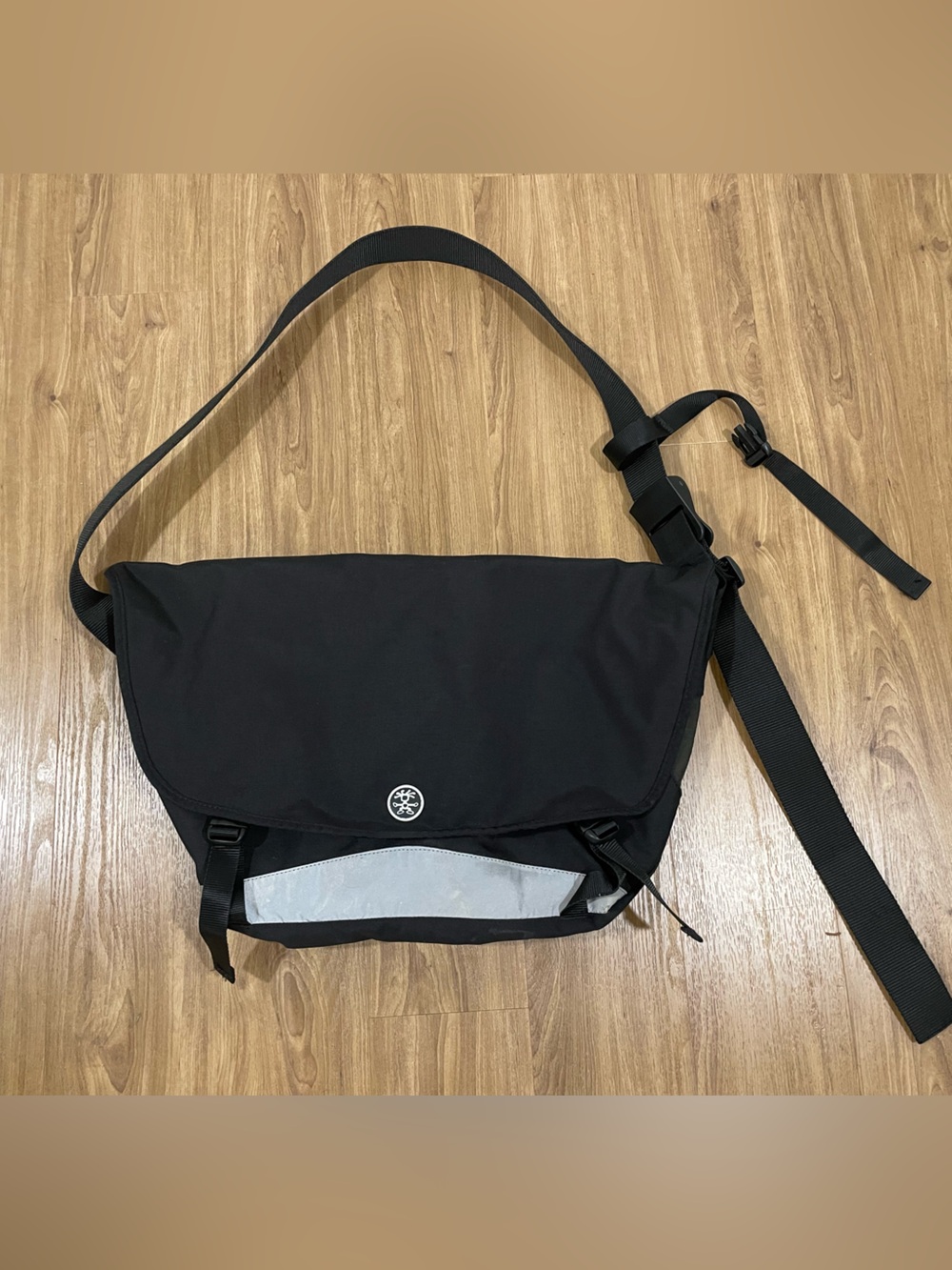 Crumpler Complete Seed Black Messenger Bag - Durable Everyday Crossbody